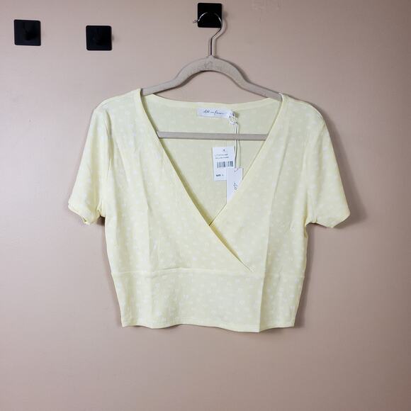 All In Favor Yellow Daisy Printed Surplice Blouse Size L - Picture 1 of 8